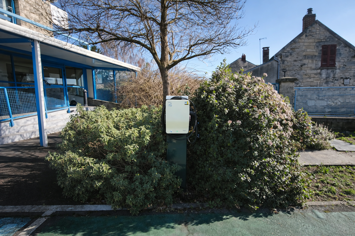 Une borne de recharge désormais disponible devant notre agence